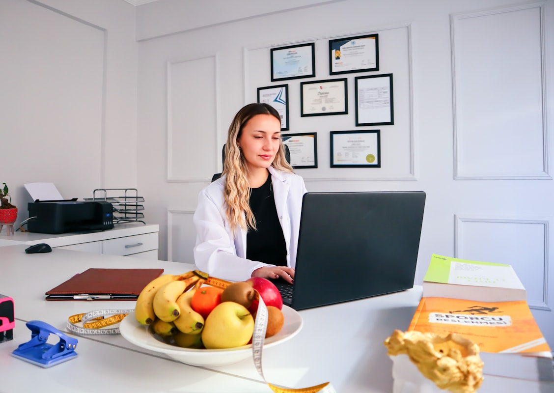 Nutriólogo profesional en consulta